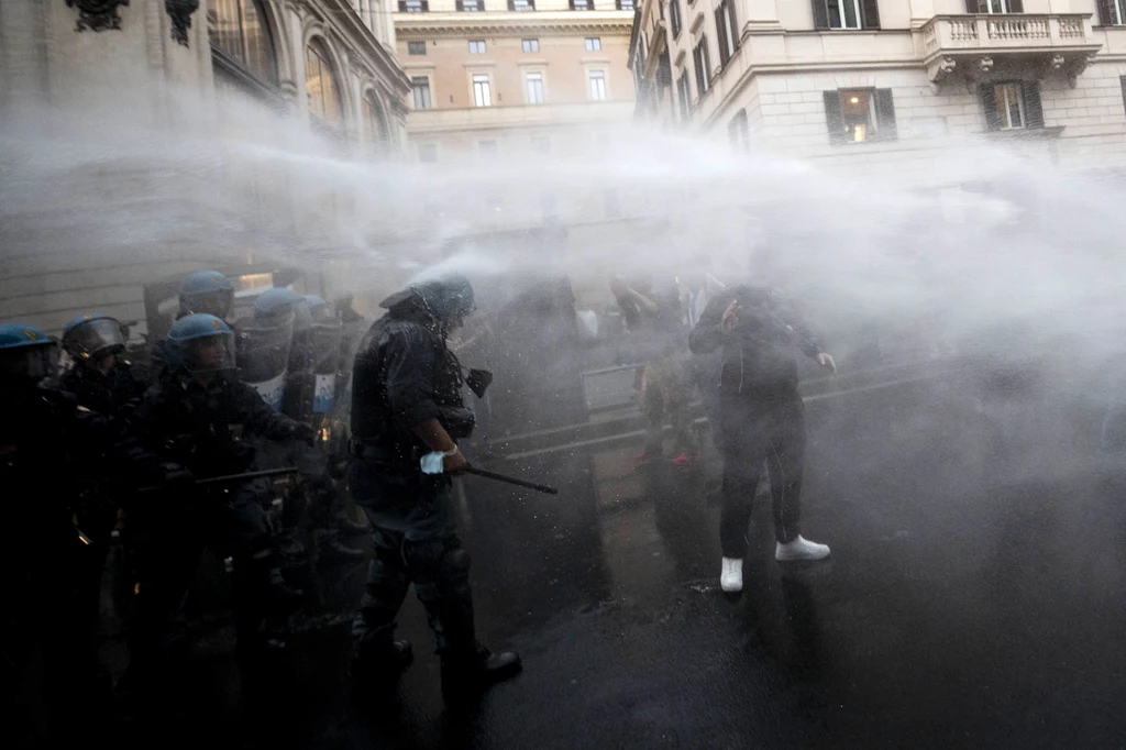 W Rzymie doszło w sobotę do gwałtownych starć manifestujących przeciwników przepustki sanitarnej z policją. Funkcjonariusze użyli armatek wodnych