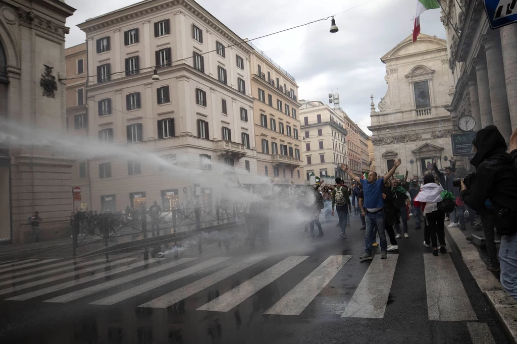 W Rzymie doszło w sobotę do gwałtownych starć manifestujących przeciwników przepustki sanitarnej z policją. Funkcjonariusze użyli armatek wodnych