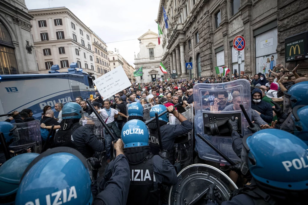 W Rzymie doszło w sobotę do gwałtownych starć manifestujących przeciwników przepustki sanitarnej z policją. Funkcjonariusze użyli armatek wodnych