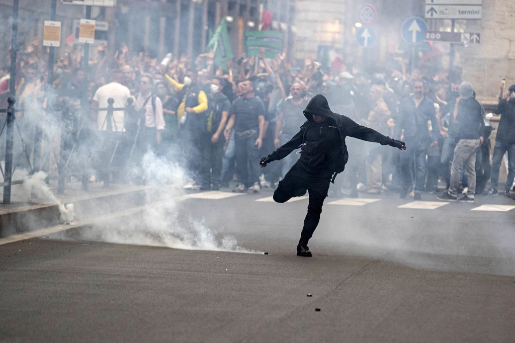 W Rzymie doszło w sobotę do gwałtownych starć manifestujących przeciwników przepustki sanitarnej z policją. Funkcjonariusze użyli armatek wodnych
