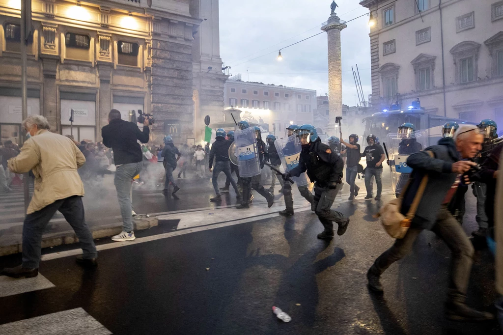 W Rzymie doszło w sobotę do gwałtownych starć manifestujących przeciwników przepustki sanitarnej z policją. Funkcjonariusze użyli armatek wodnych