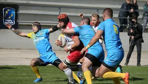 Kapitan reprezentacji Polski, Piotr Zeszutek walczy z rugbistami z Ukrainy / fot. Evgeni Kraws