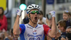 Arnaud Demare po przekroczeniu linii mety nie posiadał się z radości