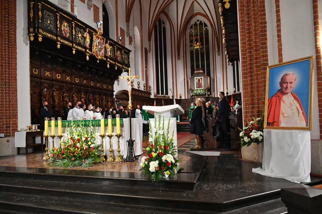 Mszę świętą w intencji ofiar katastrofy smoleńskiej odprawiono w Archikatedrze pw. św. Jana Chrzciciela w Warszawie Mszę świętą w intencji ofiar katastrofy smoleńskiej odprawiono w Archikatedrze pw. św. Jana Chrzciciela w Warszawie