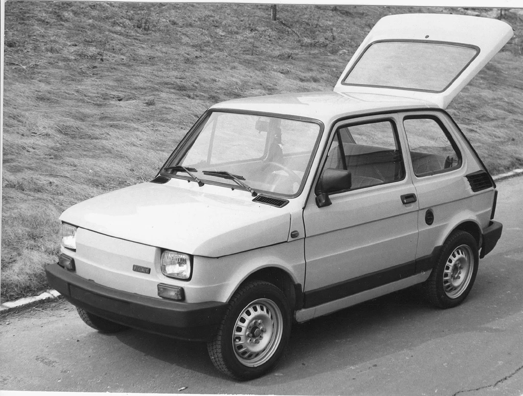 Dzięki nowej - zintegrowanej z tylną szybą – tylnej klapie, która – w przeciwieństwie do pierwowzoru – otwierała się ku górze, poczciwy ”Maluch” stał się wreszcie pełnoprawnym hatchbackiem w nowoczesnym rozumieniu tego słowa. Drobna, z pozoru, zmiana w konstrukcji karoserii w praktyce była prawdziwą rewolucją. Wymagała bowiem gruntownej modernizacji jednostki napędowej, która otrzymała układ chłodzenia cieczą. 