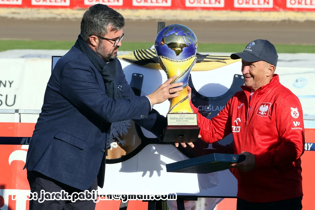 Wręczenie pamiątkowego pucharu Markowi Cieślakowi przez Michała Sikorę, prezesa PZM Wręczenie pamiątkowego pucharu Markowi Cieślakowi przez Michała Sikorę, prezesa PZM