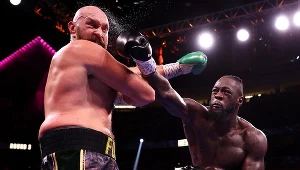 Tyson Fury otrzymuje cios od Deontaya Wildera