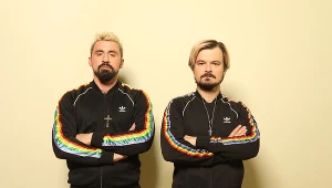 Daniel Rycharski i wcielający się w niego Dawid Ogrodnik
