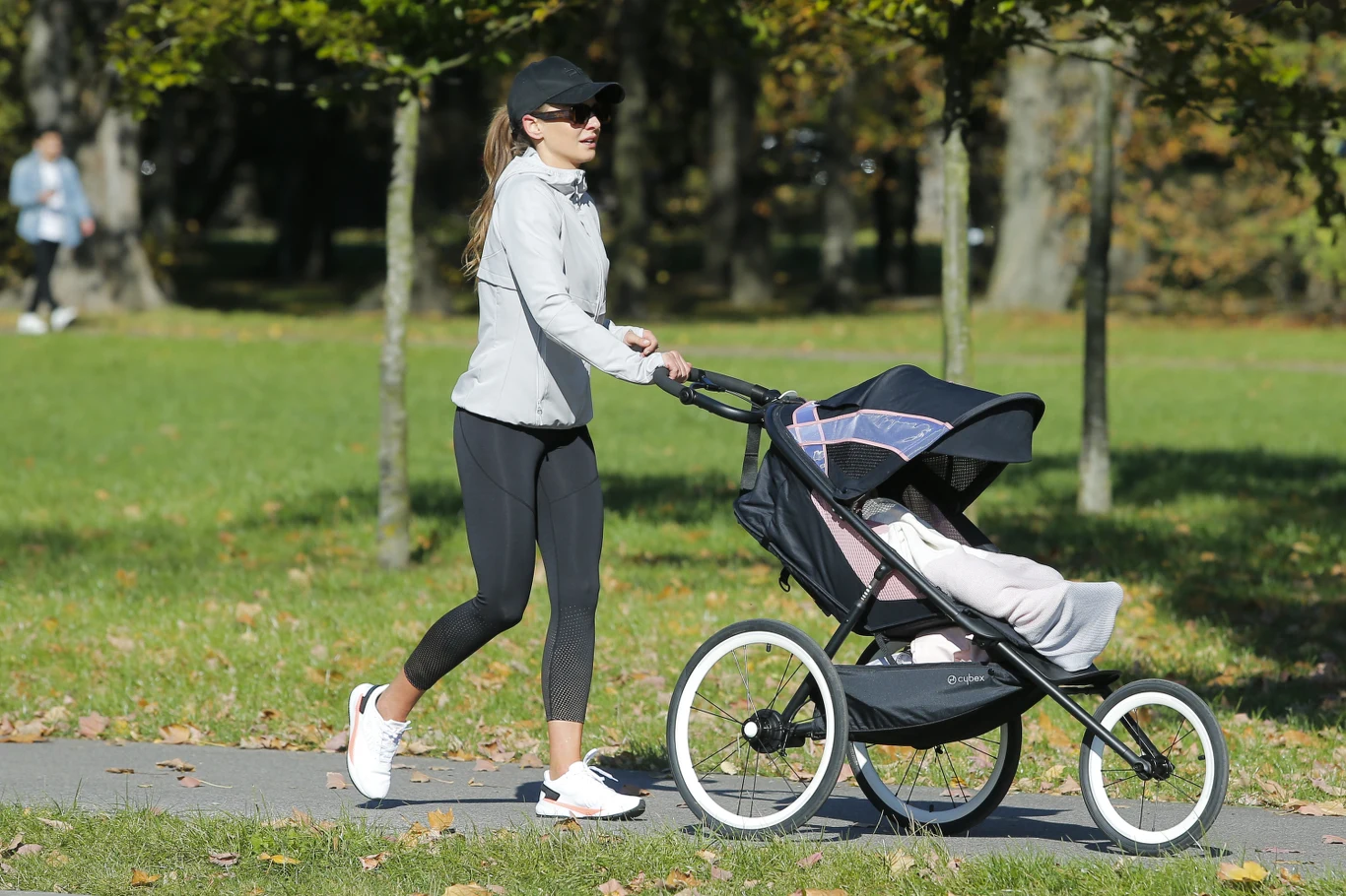 Anna Lewandowska trenuje w parku z wózkiem