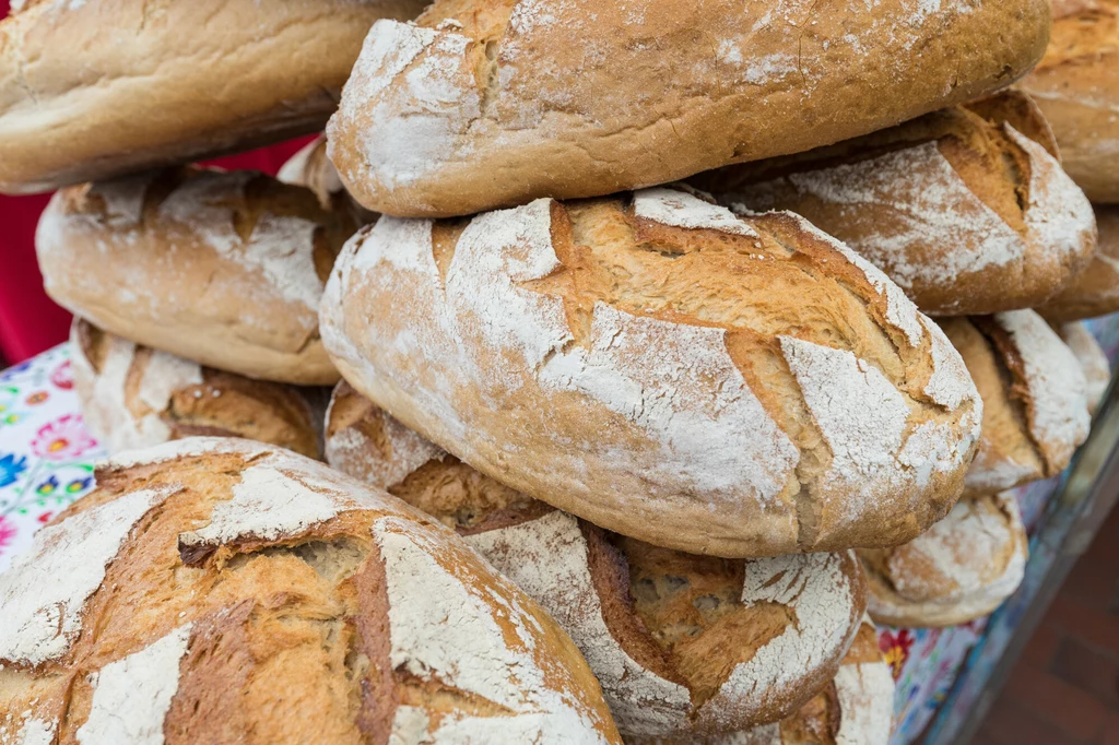 Chleb jest bogaty w witaminy - chodzi głównie o te z grupy B, foliany oraz witaminy E