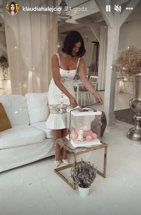 Klaudia Halejcio odpakowuje tort