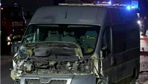 Nastolatkowie na hulajnodze wjechali pod samochód dostawczy