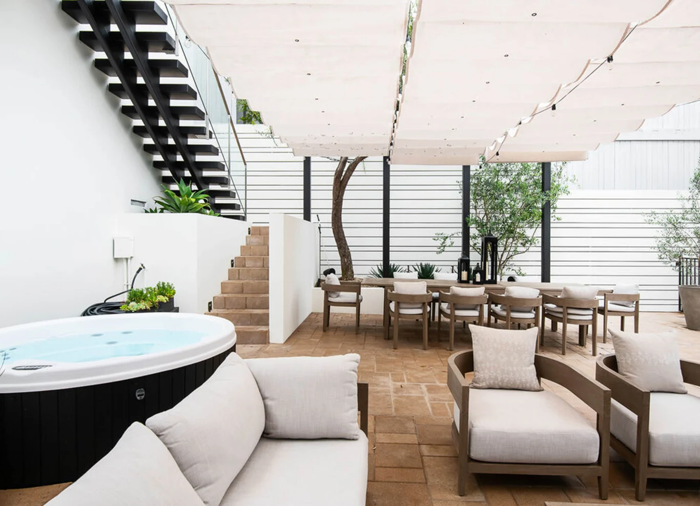 Nieruchomość należała jeszcze niedawno do Barry'ego Manilowa, a piosenkarka kupiła dom w lipcu 2021 roku. Szybko zdecydowała się go sprzedać.