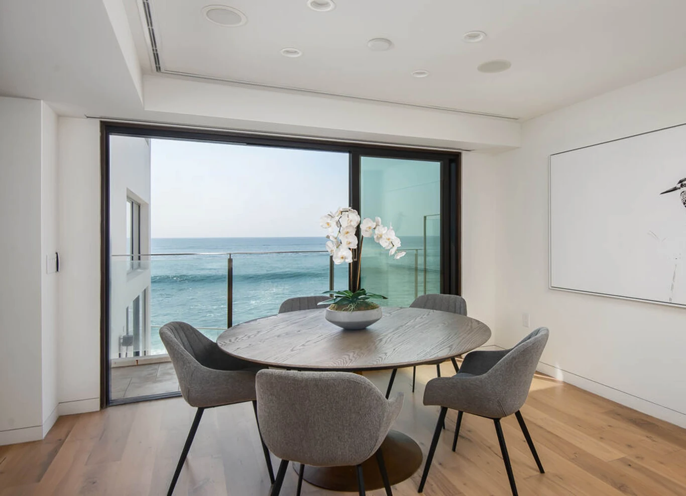 Dom położony jest w malowniczym sąsiedztwie - z okien widać jedynie rozległy ocean.