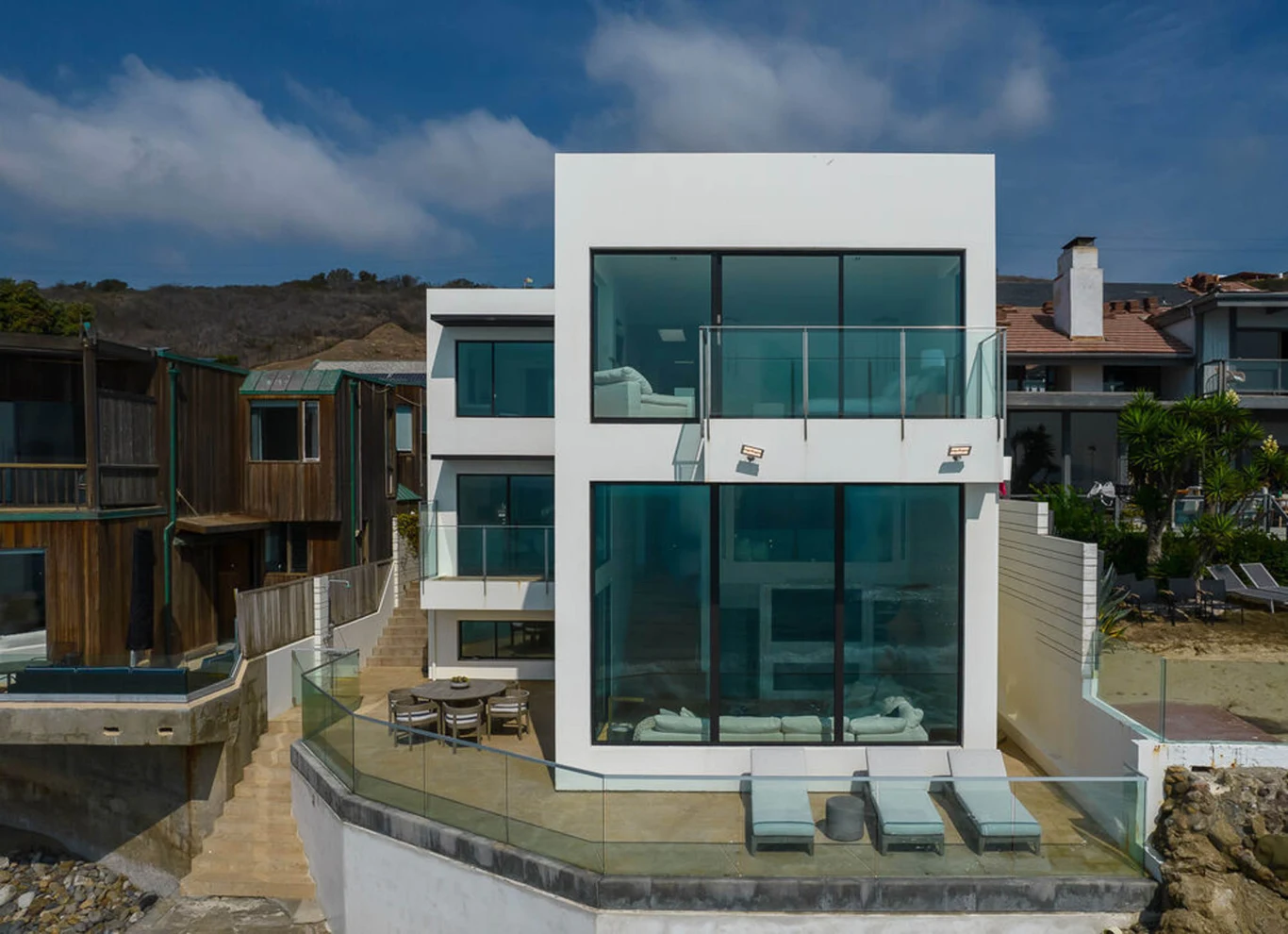 Piosenkarka Pink chce sprzedać swój dom w Malibu, w Kalifornii za 14,995 mln dolarów. Dom ma ponad 400 metrów kwadratowych powierzchni mieszkalnej - w tym m.in. pięć sypialni i cztery łazienki. 