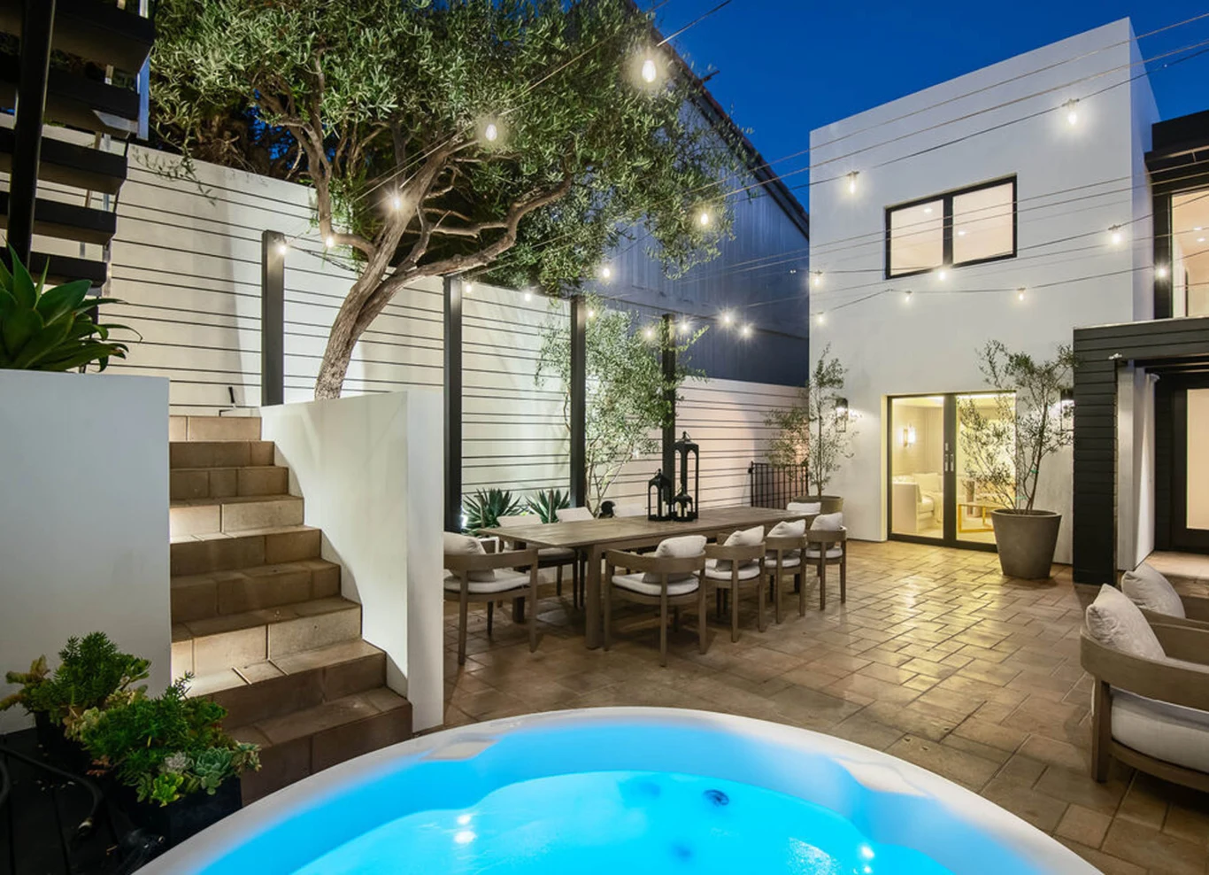 Na terenie posiadłości znajduje się także domek dla gości, garaż na dwa samochody, wyłożony kafelkami dziedziniec z jacuzzi i małym balkonem. 