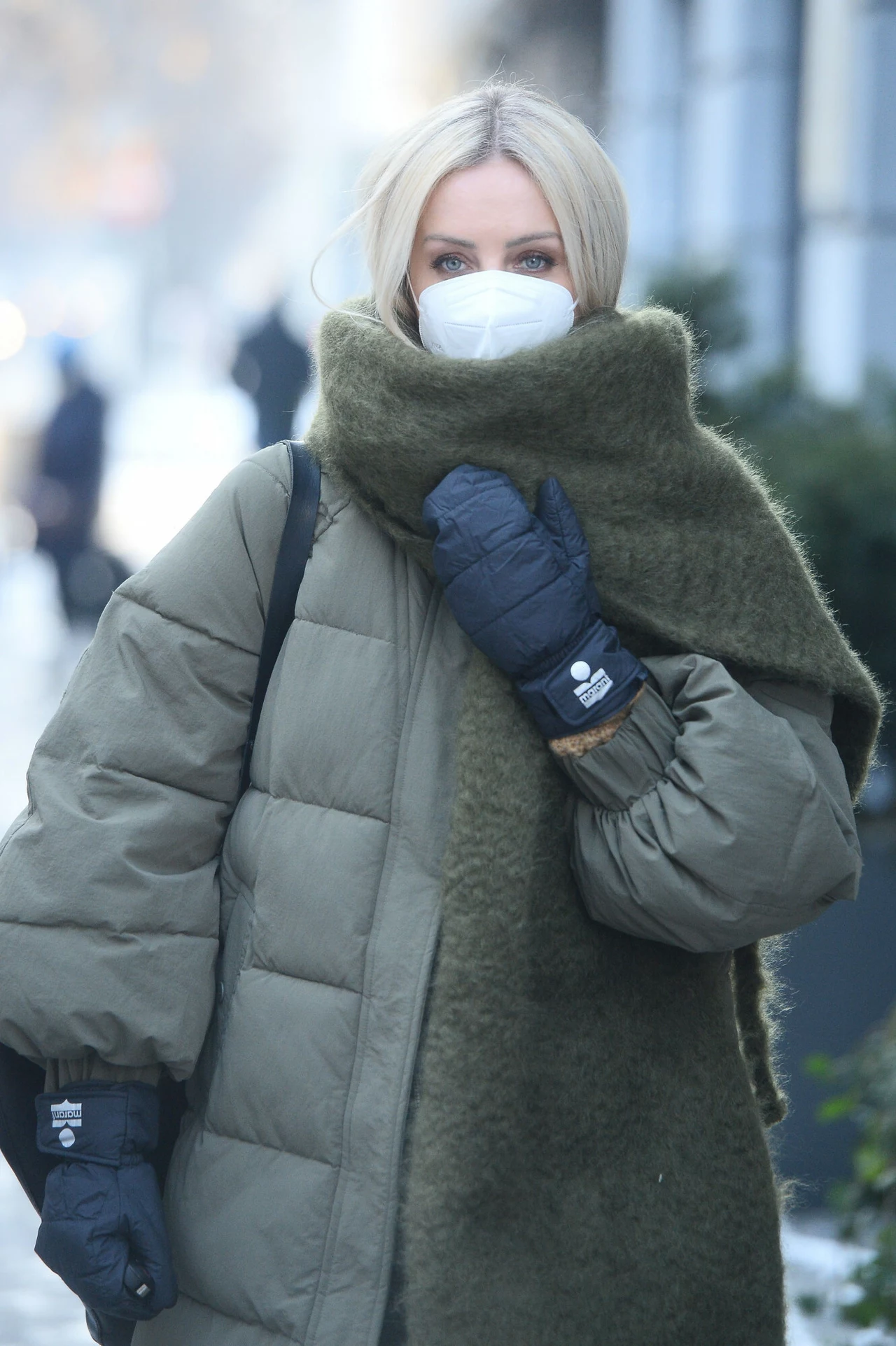 Agnieszka Woźniak - Starak w modnym, zielonym płaszczu 