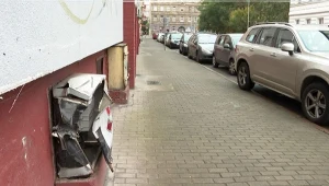 Kobieta kierująca samochodem osobowym uderzyła w nieużytkowaną bramę szpitala na szczecińskich Pomorzanach, a później w ścianę budynku naprzeciwko