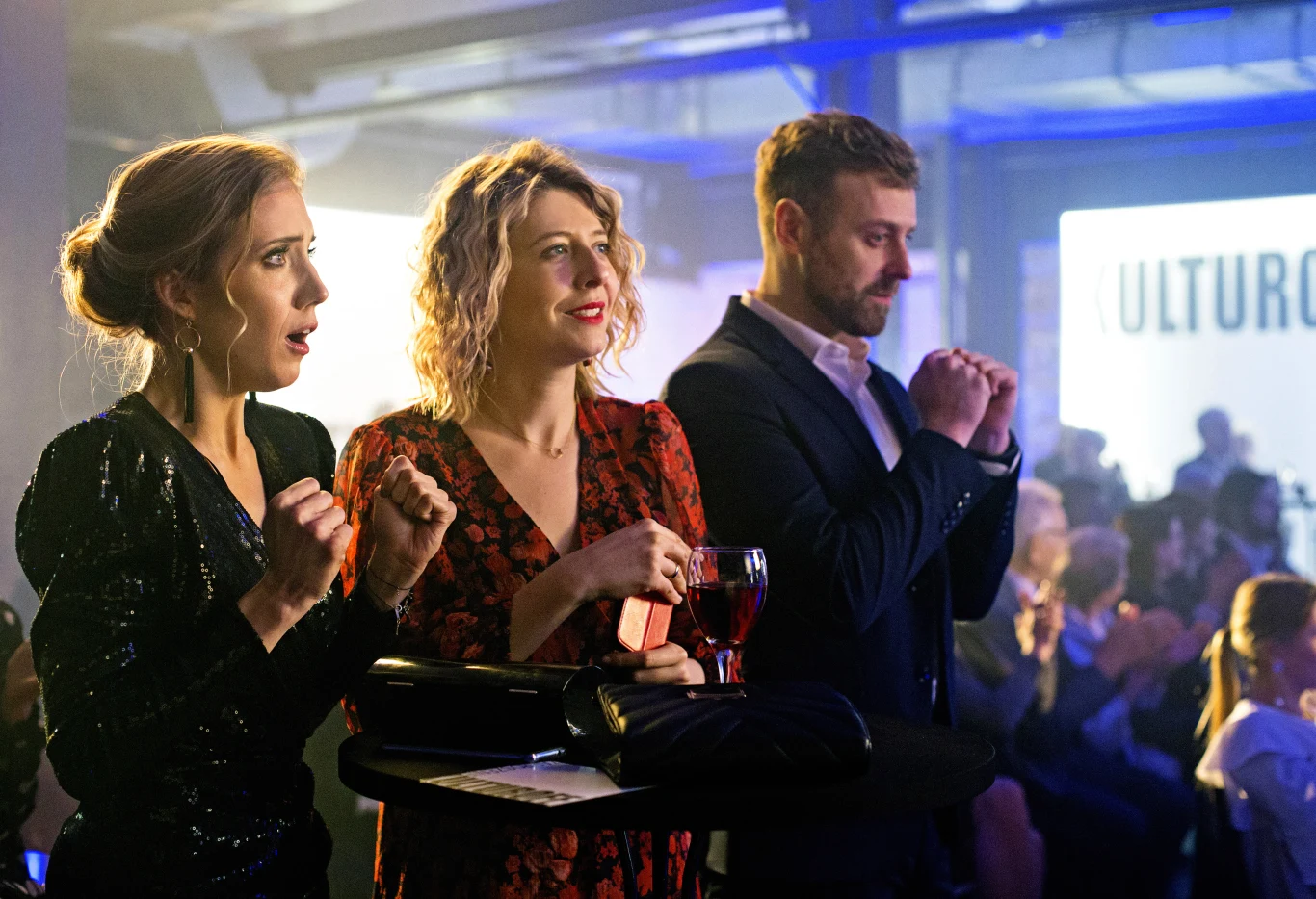 Ina Sobala, Anna Smołowik i Mateusz Rusin w filmie "To musi być miłość"