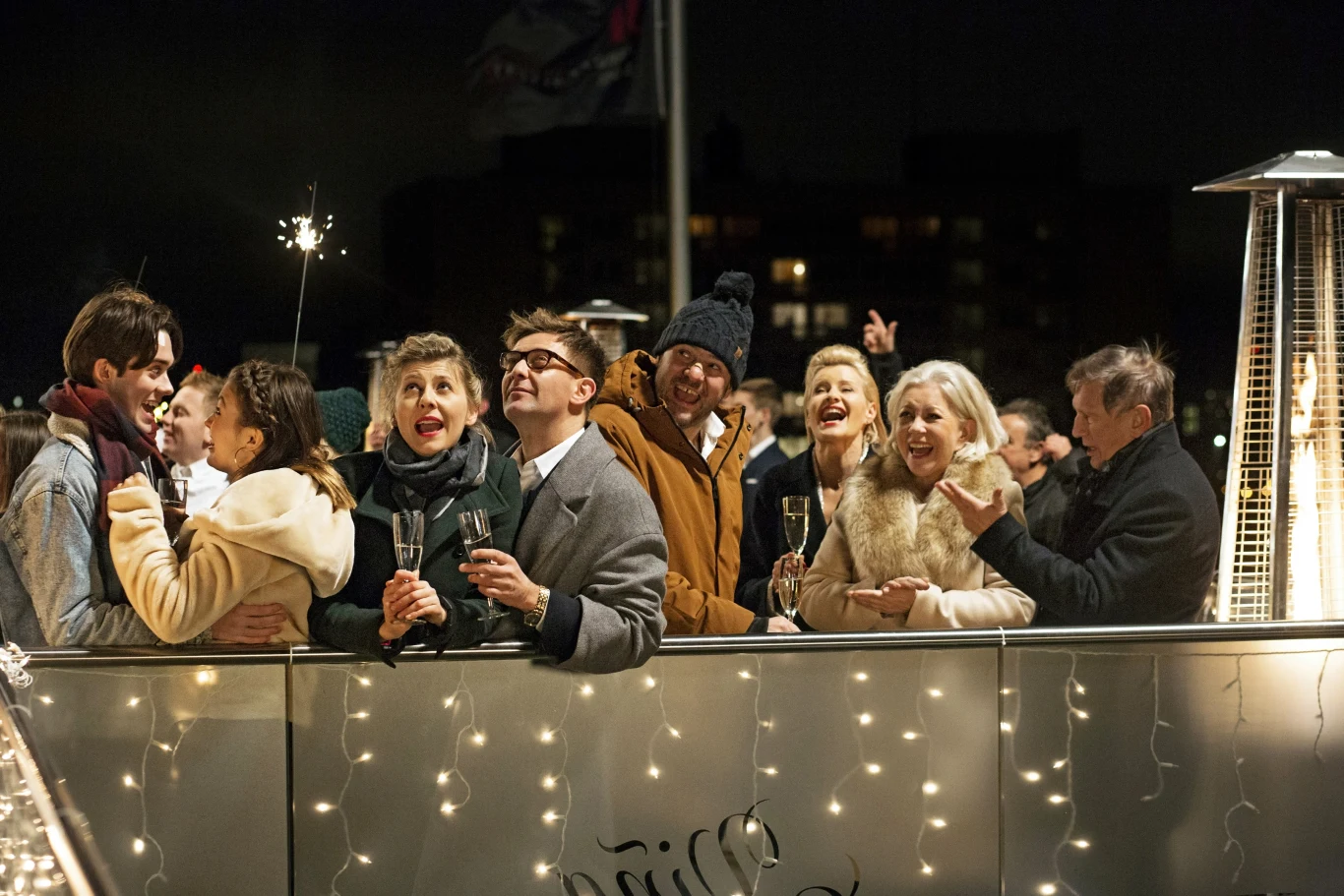 "To musi być miłość" jest przede wszystkim pełną humoru i wzruszeń komedią romantyczną, ale także uniwersalną opowieścią o sile więzów rodzinnych i niesamowitej mocy prawdziwej przyjaźni.