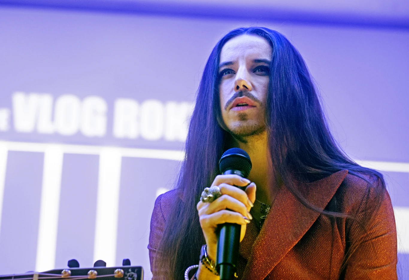 Epizodyczny występ w filmie "To musi być miłość" zaliczył też Michał Szpak.