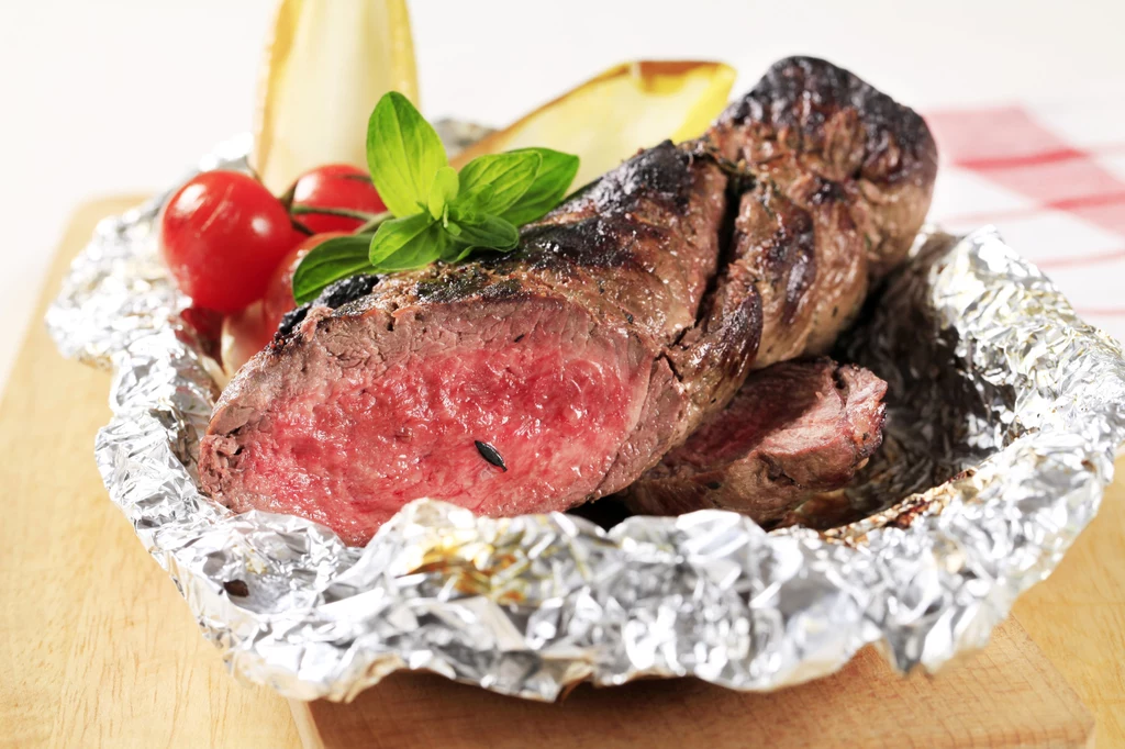 Mięs i wędlin nie zawijaj szczelnie folią aluminiową. Brak dostępu powietrza sprawia, że szybciej się psuje