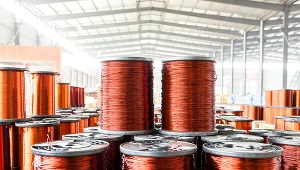 Notowania miedzi na giełdzie metali w Londynie mocno spadają w reakcji na coraz więcej obaw na rynkach o stagflację