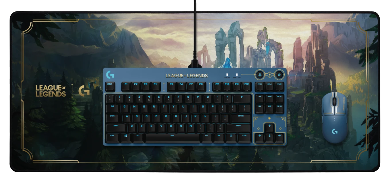 G840 XL Gaming Mouse Pad przenosi Summoner's Rift wprost na Twoje biurko i spaja całą kolekcję. Jej duży format 900 mm x 400 mm zapewnia stałą, stabilną wysokość 3 mm, aby wyeliminować zakłócenia myszy, oferując jednocześnie maksymalne możliwości konfiguracji gry.