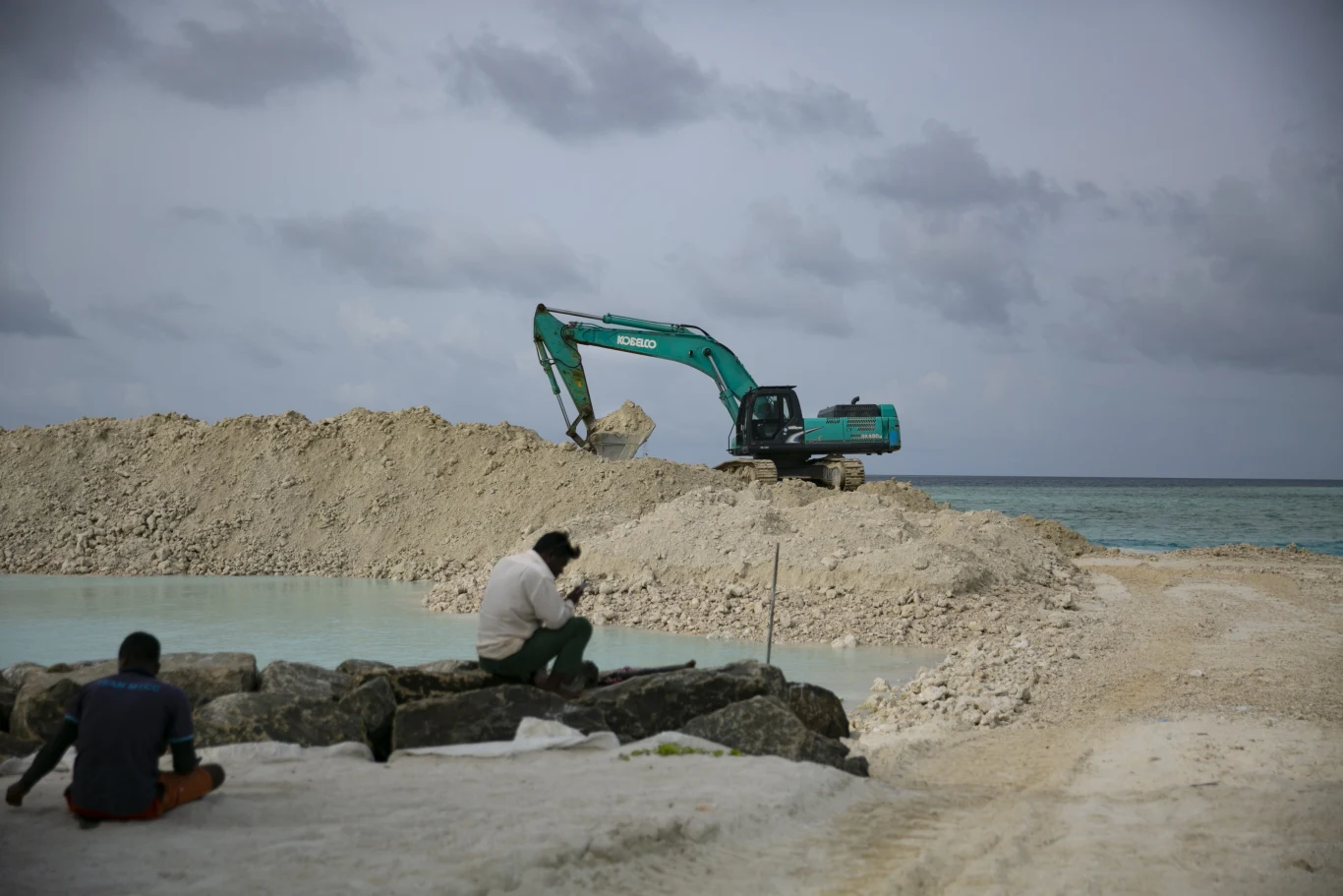 Władze Malediwów rozpoczęły budowę wałów mających chronić nabrzeża wysp przed zalaniem.