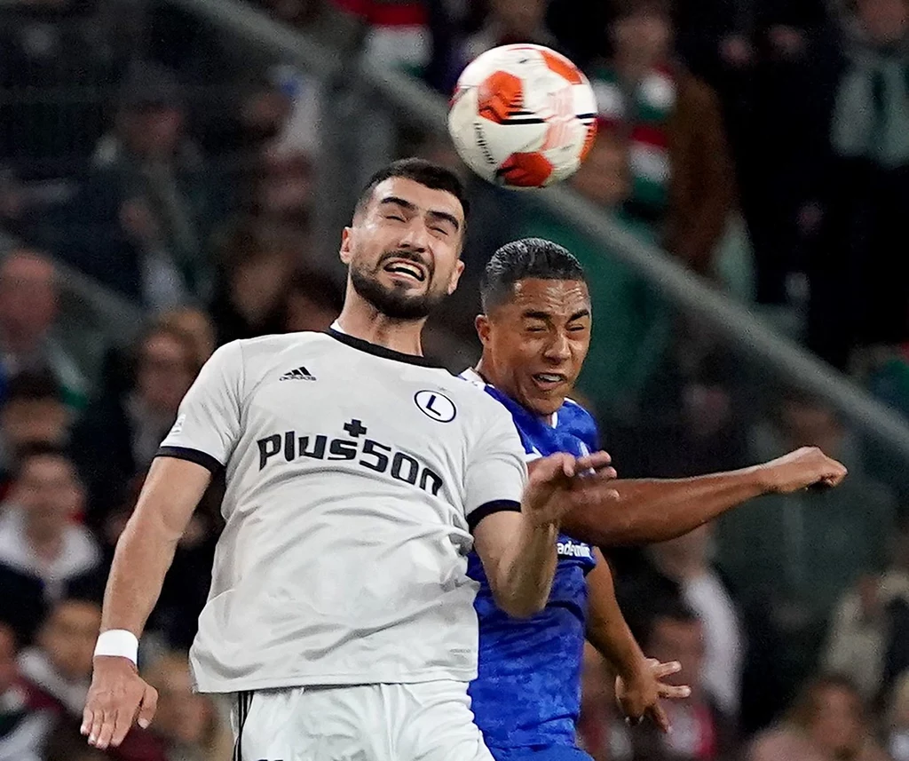 Mahir Emreli w walce z Yourim Tielemansem z Leicester City Mahir Emreli w walce z Yourim Tielemansem z Leicester City
