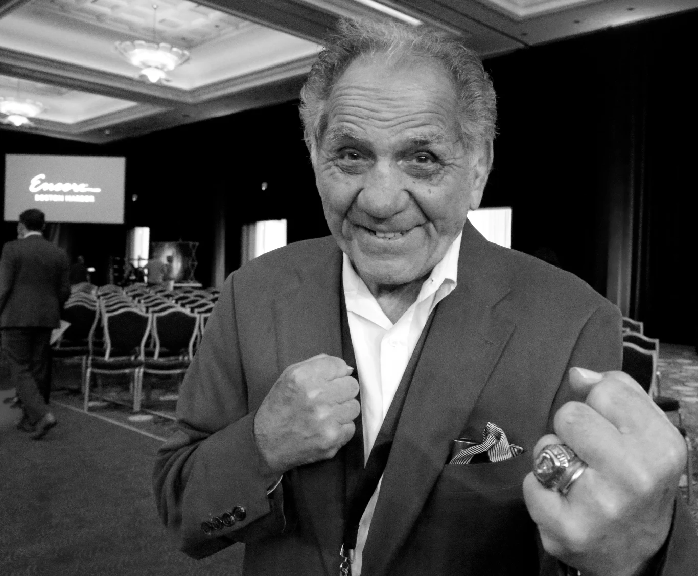 Tony DeMarco 14.01.1932 - 11.10.2021 Amerykański bokser, były mistrz świata wagi półśredniej. Po tytuł sięgnął dzięki wygranej nad Johnnym Saxtonem. Tytuł mistrzowski odebrał mu potem inny wielki zawodnik - Carmen Basilio. Nie znamy przyczyny jego śmierci. Po zakończeniu kariery DeMarco został awansowany do międzynarodowej galerii sław.