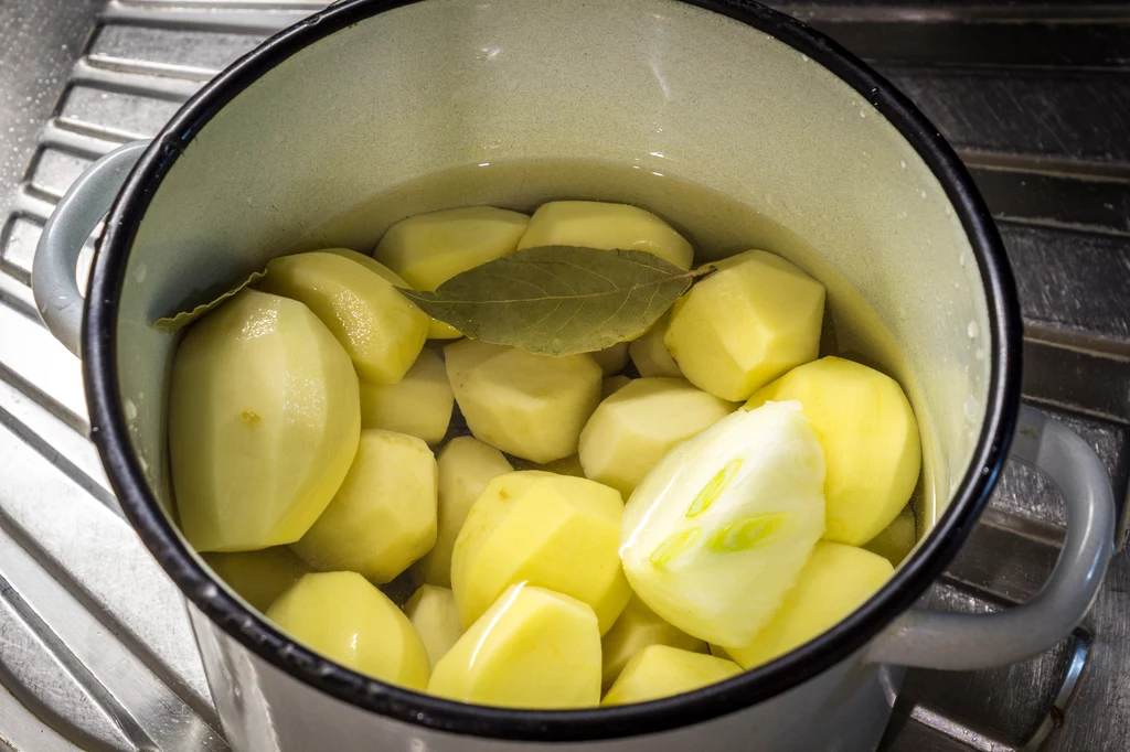 Gotowanie obranych ziemniaków powoduje utratę cennych składników odżywczych 