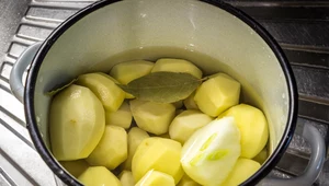 Nie wylewaj wody po gotowaniu ziemniaków. Oto do czego się przyda