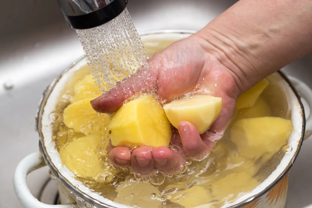 Niesolona woda po gotowaniu ziemniaków może być świetnym remedium na osłabione włosy