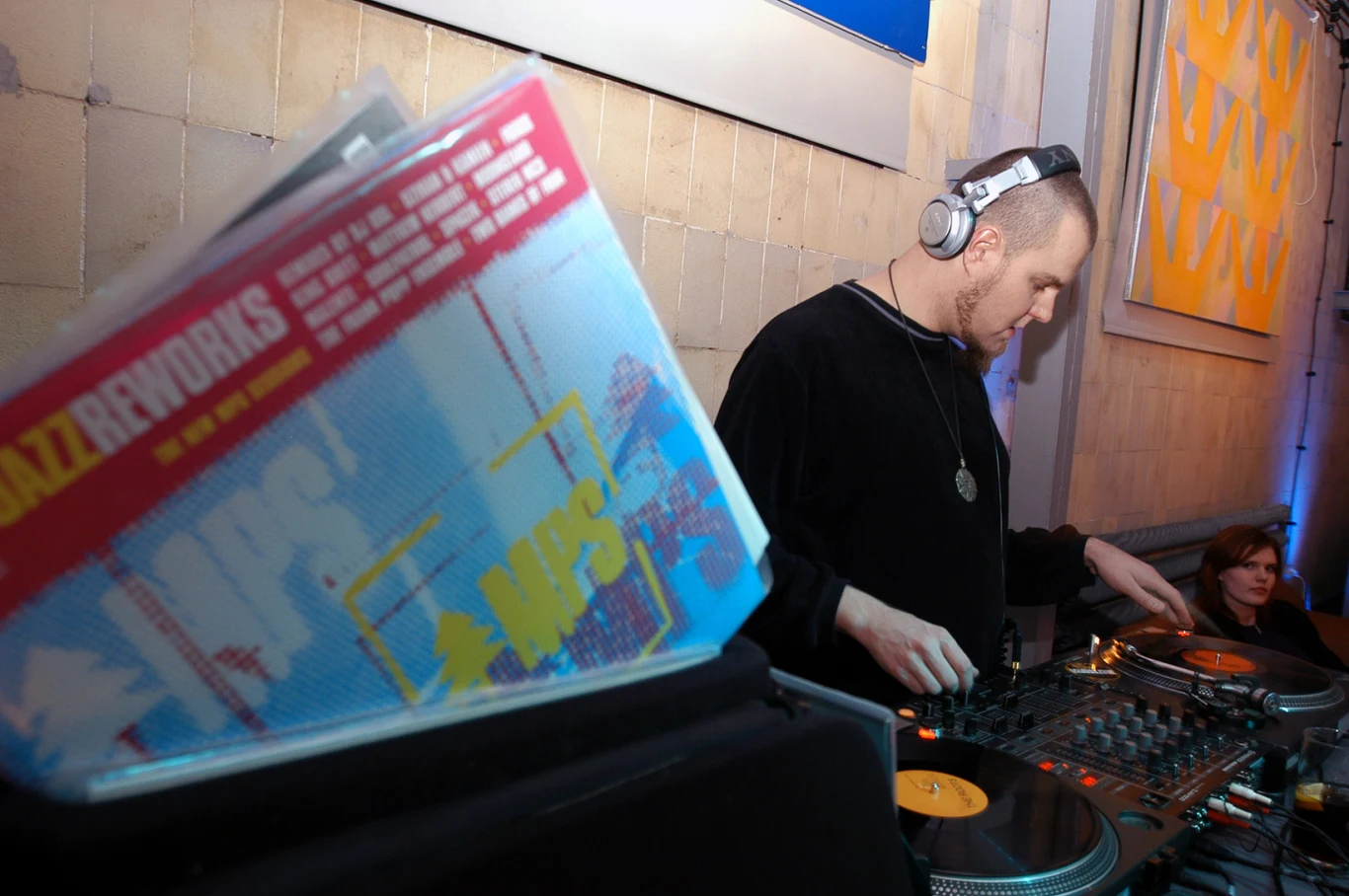 "Brak mi słów! Dziś w nocy odszedł od nas wspaniały DJ, muzyk i przyjaciel, jeden z twórców polskiej sceny klubowej, człowiek, który nauczył mnie słuchać nu jazzu, neo soulu, broken beatów... Miał wielki wpływ na moją muzykę, do dziś słucham jego fantastycznych setów. Graliśmy razem w moim pierwszym kolektywie DJ-skim Niewinni Czarodzieje. To właśnie z nim nagrałam swój pierwszy 'dorosły' singel 'Włóczykije'. Maciek, nie zapomnimy cię!!!! Zostawiłeś po sobie dziurę w moim muzycznym krajobrazie. To bardzo boli..." - pożegnała kolegę Maria Sadowska. "Brak mi słów! Dziś w nocy odszedł od nas wspaniały DJ, muzyk i przyjaciel, jeden z twórców polskiej sceny klubowej, człowiek, który nauczył mnie słuchać nu jazzu, neo soulu, broken beatów... Miał wielki wpływ na moją muzykę, do dziś słucham jego fantastycznych setów. Graliśmy razem w moim pierwszym kolektywie DJ-skim Niewinni Czarodzieje. To właśnie z nim nagrałam swój pierwszy 'dorosły' singel 'Włóczykije'. Maciek, nie zapomnimy cię!!!! Zostawiłeś po sobie dziurę w moim muzycznym krajobrazie. To bardzo boli..." - pożegnała kolegę Maria Sadowska.