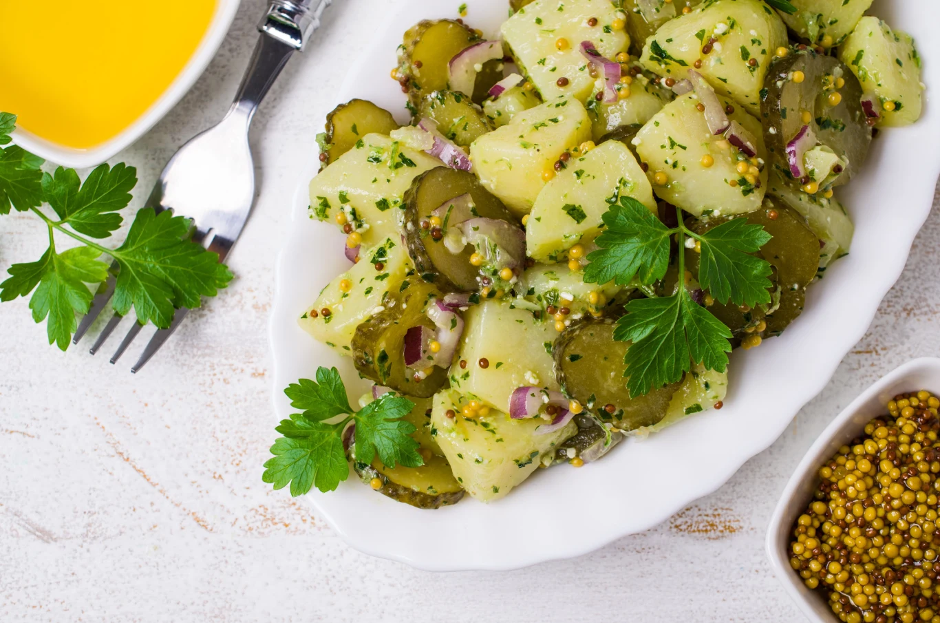 Prosta sałatka z ugotowanych ziemniaków i kiszonych ogórków to bardzo zdrowe połączenie prebiotyków i probiotyków