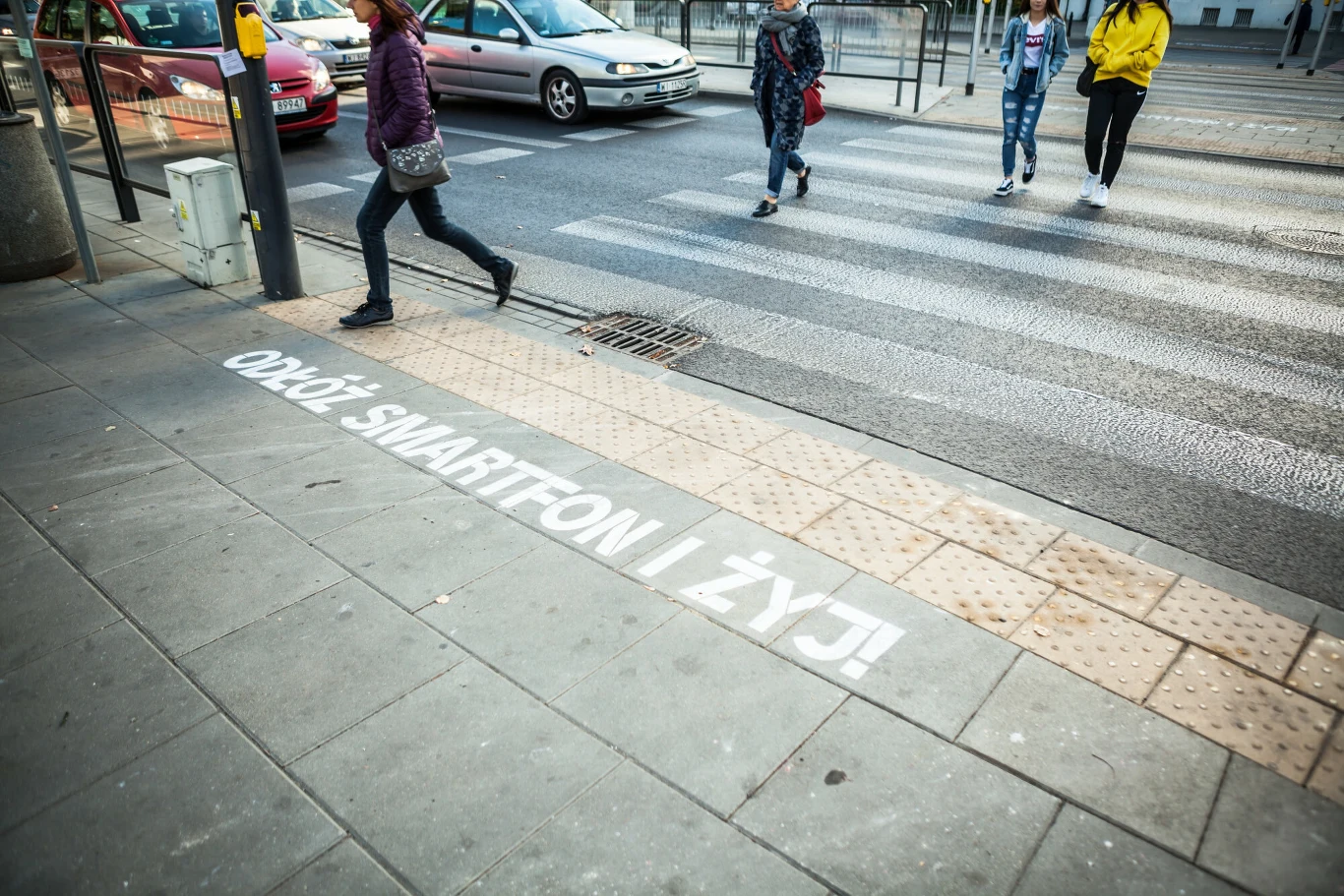 Napis "Odłóż smartfon i żyj" na jednej z ulic w Warszawie Napis "Odłóż smartfon i żyj" na jednej z ulic w Warszawie