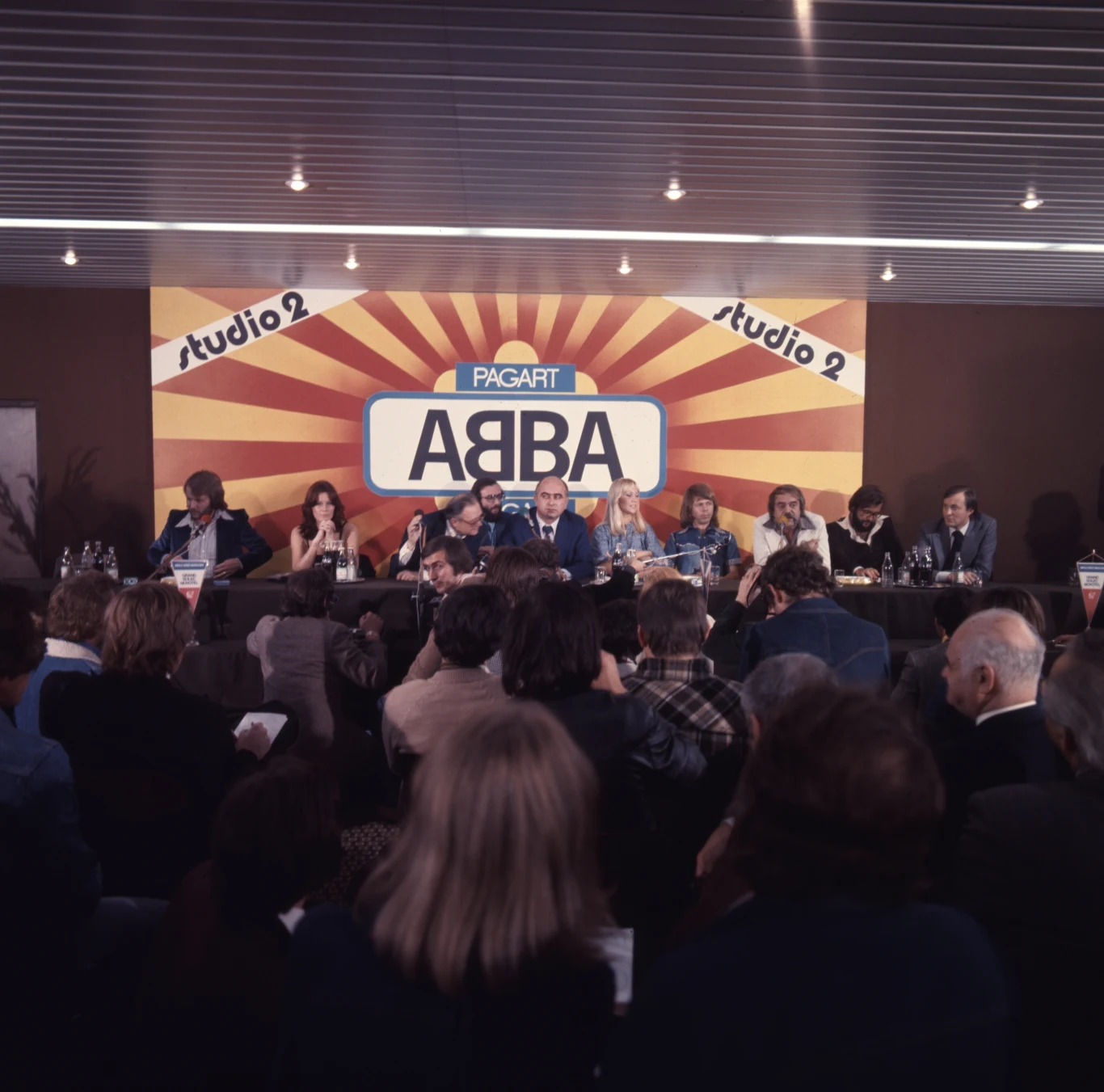 Według opowieści ABBA chciała zagrać w Polsce także dlatego, że polscy fani wręcz zasypywali ich skrzynkę swoimi listami do zespołu. "Świat Młodych" był jedną z najpopularniejszych gazet dla młodzieży, a w jednym z numerów ukazał się adres ABBY, po którym do zespołu zaczęły napływać setki listów. Zaangażowanie polskich fanów miało wprowadzić w osłupienie nawet Stiga Andersona, menedżera ABBY!