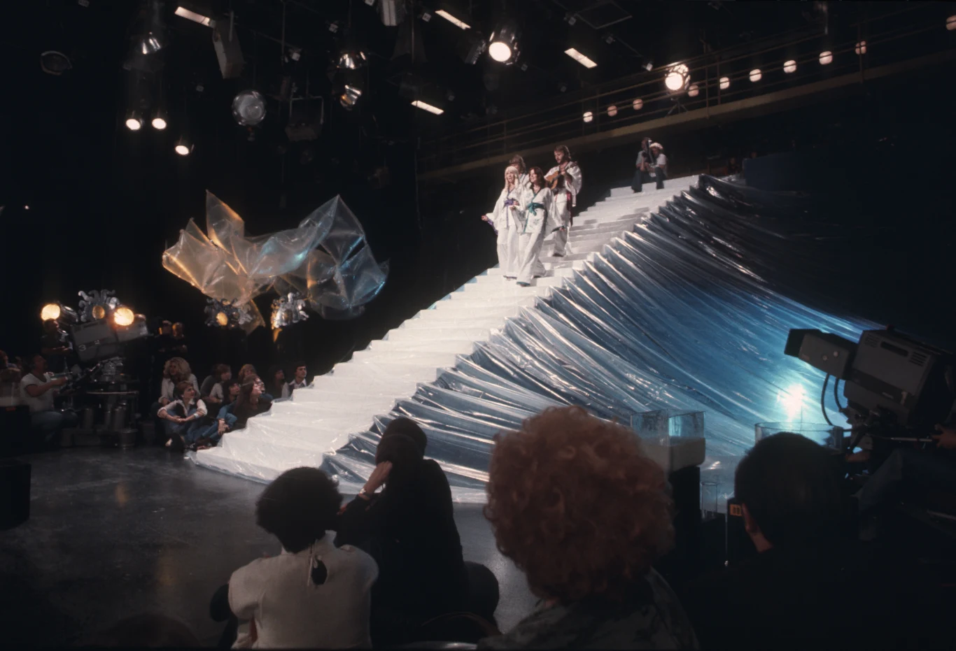 W trakcie trwającego w sumie około godzinę koncertu, zespół wykonał swoje największe przeboje, ale też debiutujące zaledwie 2 miesiące wcześniej "Dancing Queen". Koncert "leciał" z playbacku, bo prawdopodobnie menedżer zespołu obawiał się niskiej jakości nagrania dźwięku. Scenografię obmyślano długo wcześniej, choć nie obyło się bez wpadek! Gdy ABBA znalazła się na szczycie schodów, już podczas prób Agnetha i Frida sądziły, że schodzenie po schodach wyłożonych folią może być niebezpieczne. Dopiero nakłonione przez swoich mężów zdecydowały się zejść, co widać na nagraniach z koncertu. Każdy krok jest dość niepewny i "aktorski", bo było bardzo łatwo o upadek! Schody miały aż 6 metrów wysokości.