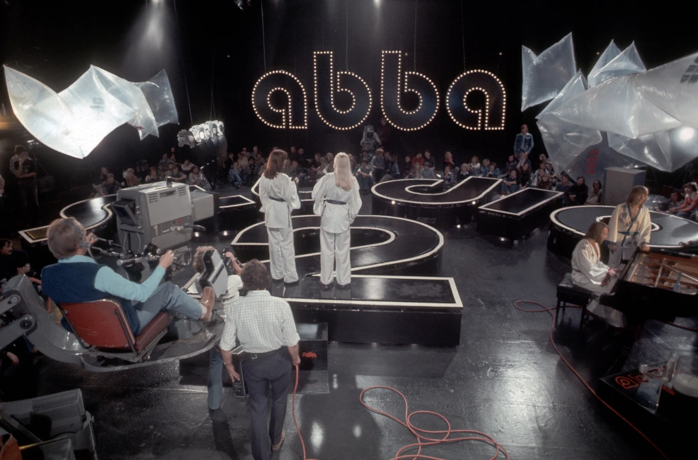 "Wiedziałam, że Polska to ubogi kraj, ale nie wiedziałam, że jest tu tak źle. Ale ludzie są tu niesamowicie mili i zdaje się, że mają raczej tanie życie" - miała powiedzieć Agnetha Fältskog zaraz po przyjeździe do Polski. I choć koncert nagrano w połowie października 1976 roku, to Polscy widzowie mogli zobaczyć go w telewizji dopiero 13 listopada 1976 roku.