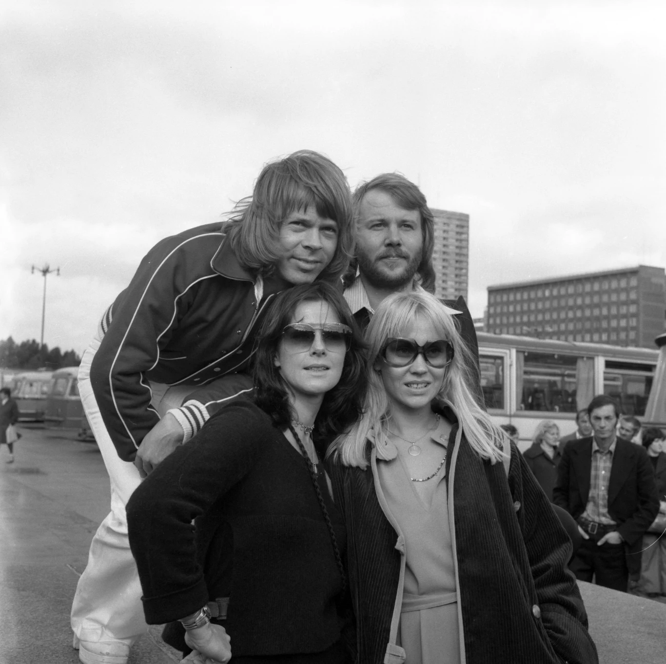 Choć narosło wiele legend, między innymi ta, że zespół przyjechał do Polski tylko dlatego, że chciał tego syn premiera Jaroszewicza, to rzeczywisty powód był bardziej oczywisty. O wizytę najprawdopodobniej bardzo starali się Dariusz Rzetelski, zarządca firmy płytowej Wifon, oraz Mariusz Walter (ówczesny szef Studia 2, a później m.in. założyciel TVN). Mimo to najwięcej do powiedzenia mógł mieć Michał Borowski, architekt, który pracował u menedżera szwedzkiego zespołu. 