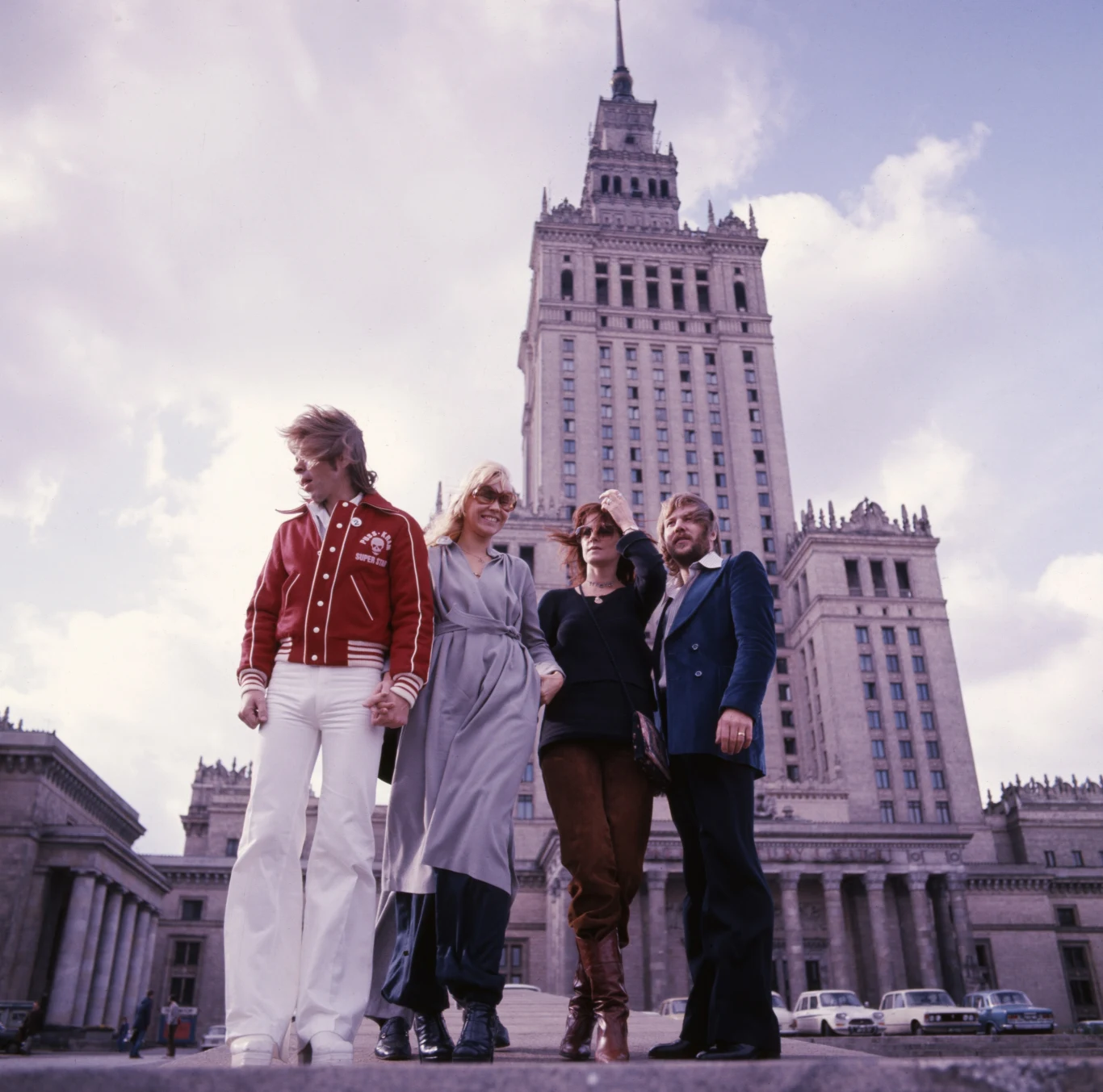 Przyjazd zespołu ABBA do Polski był jednym z największych wydarzeń tamtych czasów. 7 października 1976 roku grupa odwiedziła nasz kraj, a fani wręcz nie mogli w to uwierzyć! Półki w sklepach były puste, płyty w większości pirackie, a u nas zagrała największa gwiazda muzyki! Jak doszło do tego koncertu?
