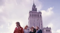 Przyjazd zespołu ABBA do Polski był jednym z największych wydarzeń tamtych czasów. 7 października 1976 roku grupa odwiedziła nasz kraj, a fani wręcz nie mogli w to uwierzyć! 

Półki w sklepach były puste, płyty w większości pirackie, a u nas zagrała największa gwiazda muzyki! Jak doszło do tego koncertu?