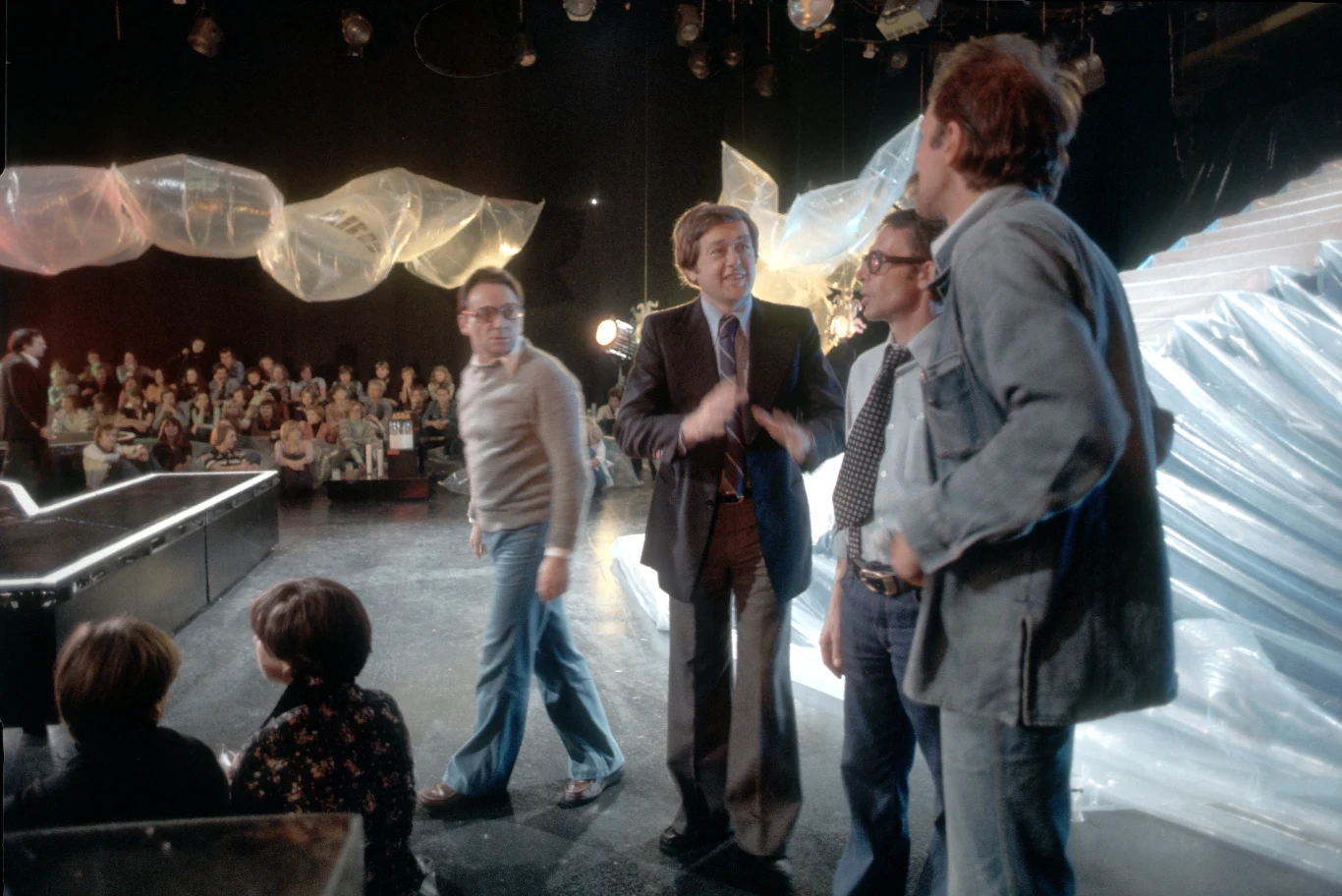 Muzycy mimo to skorzystali z przyjazdu do kraju, bo występ w Polsce miał być przepustką do przedstawiania grupy w krajach ZSRR. Materiał nagrany w polskim studiu nie był też najgorszej jakości, więc muzycy mogli go później wykorzystywać w celach promocyjnych. A faktycznie było czym się chwalić, bo występ ABBY w Polsce po dziś zestawia się ze słynnym koncertem The Rolling Stones w Polsce dziewięć lat wcześniej (1967). Warto dodać, że gdy nadszedł czas emisji "ABBA w Studiu 2", ulice w kraju wyludniły się. Na zdjęciu organizatorzy, m.in. Mariusz Walter, szef zespołu "Studia 2".