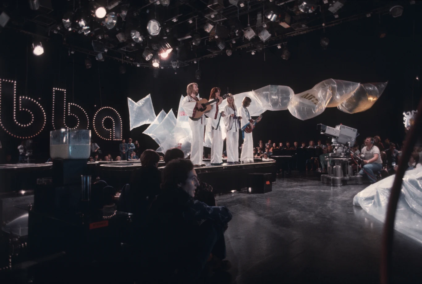 "Utwory 'Knowing Me, Knowing You' i 'Money, Money, Money' miały wtedy światową premierę. Wyobraźmy sobie, że Michael Jackson przyjechałby do Polski z promocją albumu 'Thriller'. To było takie wydarzenie. ABBA po płycie 'Arrival' stała się światową gwiazdą" - mówił o występie Maciej Orański, autor książki "ABBA w Polsce". Ponoć zespół był zadowolony ze scenografii i cieszył się, że uzyskał wartościowy materiał i pokazał się w odległej dla Zachodu Polsce. Fani ABBY do dziś uważają, że polski koncert to jeden z najlepiej zrealizowanych występów grupy.