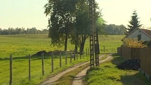 Miejscowi są zmuszeni od dawna omijać słup, stąd droga wydaje się mieć inny przebieg, niż według planów zagospodarowania przestrzeni