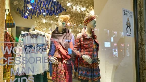 Wystawa sklepowa z odzieżą w sklepie Desigual w Mediolanie