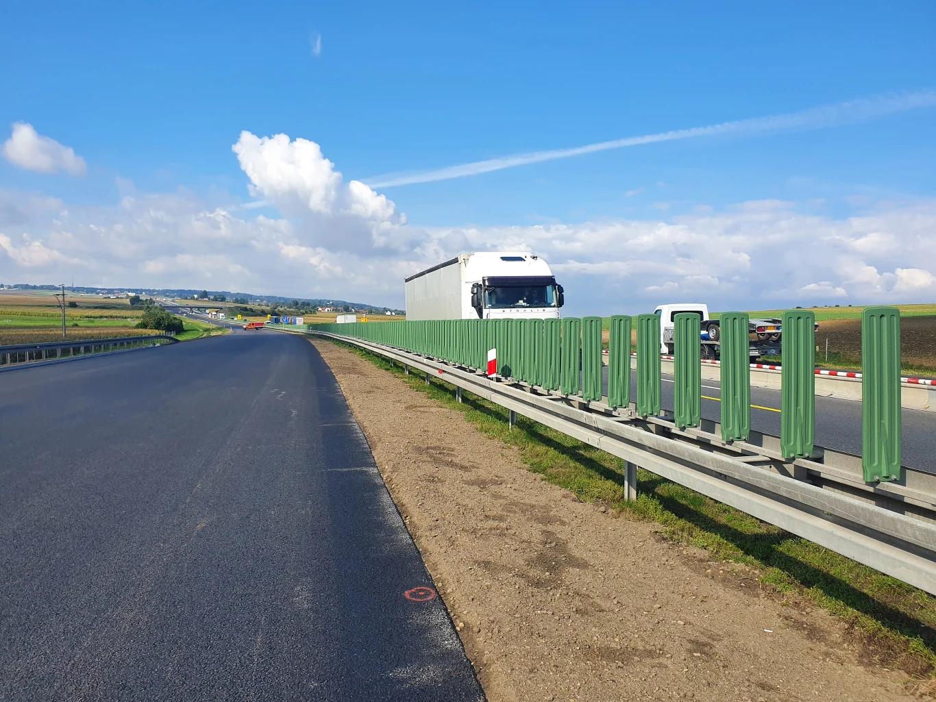 Drogowcy wymieniają na autostradzie A4 warstwę wiążącą i ścieralną, a w niektórych miejscach podbudowę.