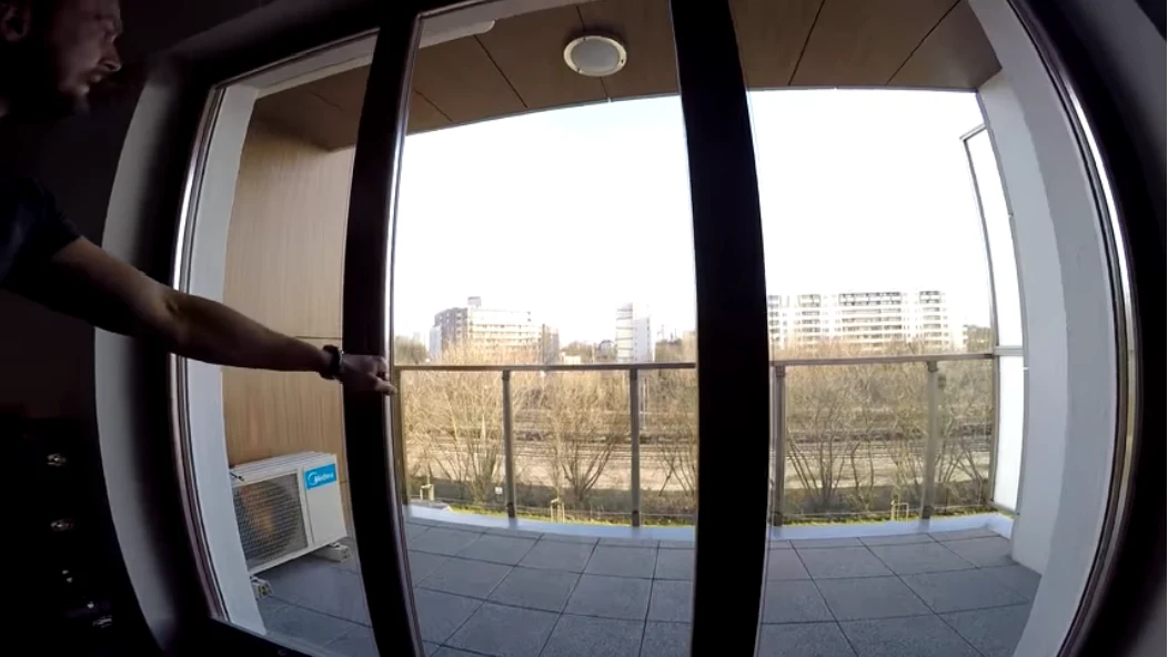 Balkon z widokiem na tory