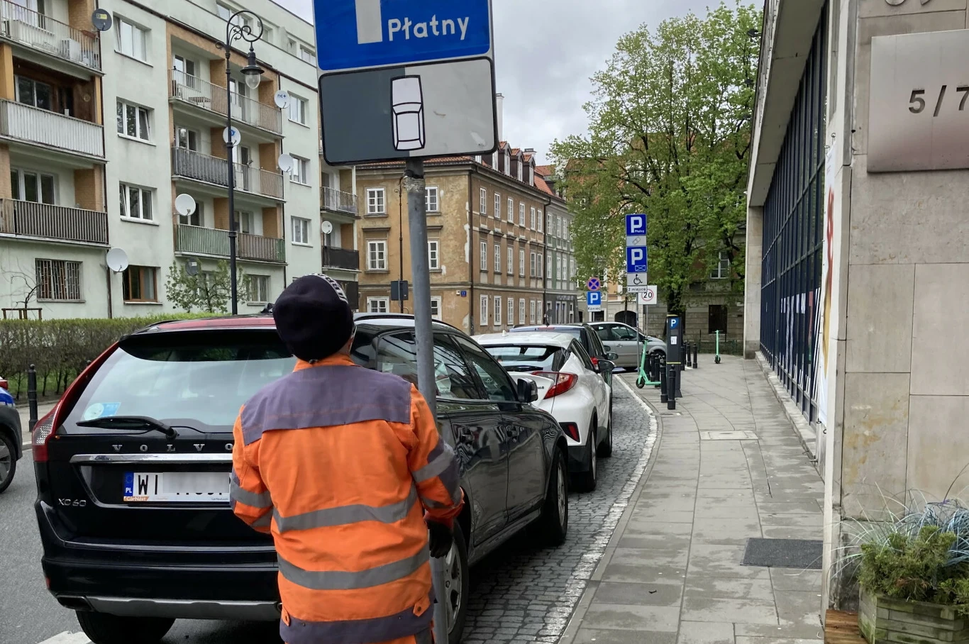 Na miejscach równoległych w oczywisty sposób zmieści się mniej samochodów niż przy parkowaniu skośnym Na miejscach równoległych w oczywisty sposób zmieści się mniej samochodów niż przy parkowaniu skośnym